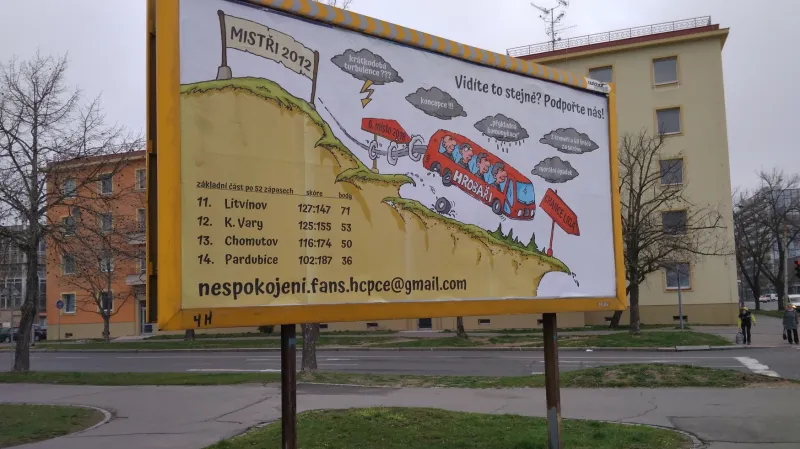 Fanoušci Pardubic protestují billboardem proti vedení