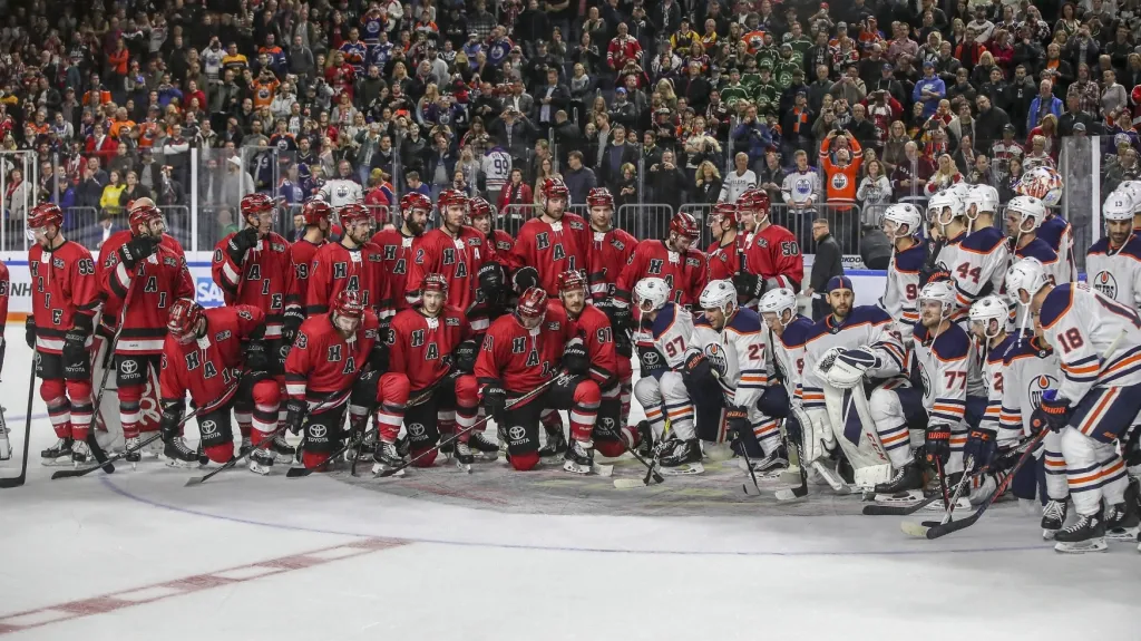 Společné focení hráčů Kolína nad Rýnem (v červeném) a Edmontonu Oilers