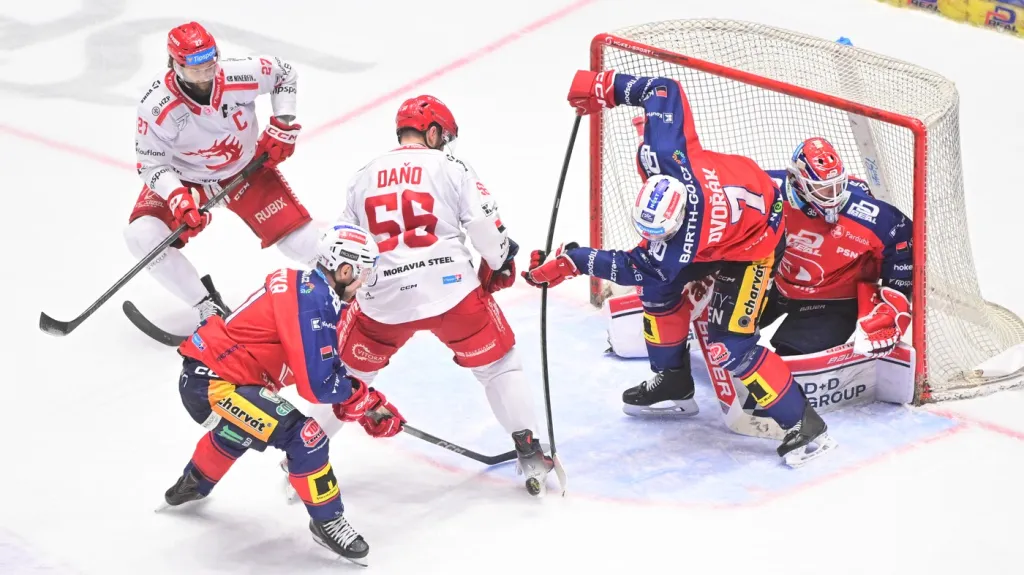 Marko Daňo z Třince v šanci proti Pardubicím