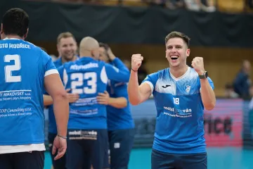 Jan Hanus se raduje z modřického titulu