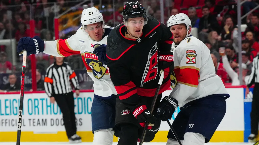 Martin Nečas z Caroliny v utkání NHL s Floridou