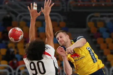 Ali Zein brání švédského střelce Linuse Perssona