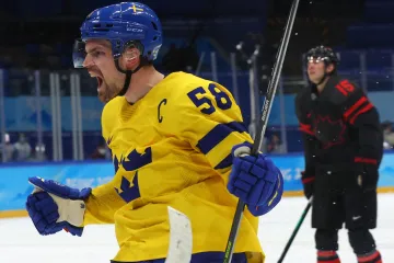 Švédský kapitán Anton Lander slaví trefu proti Kanadě