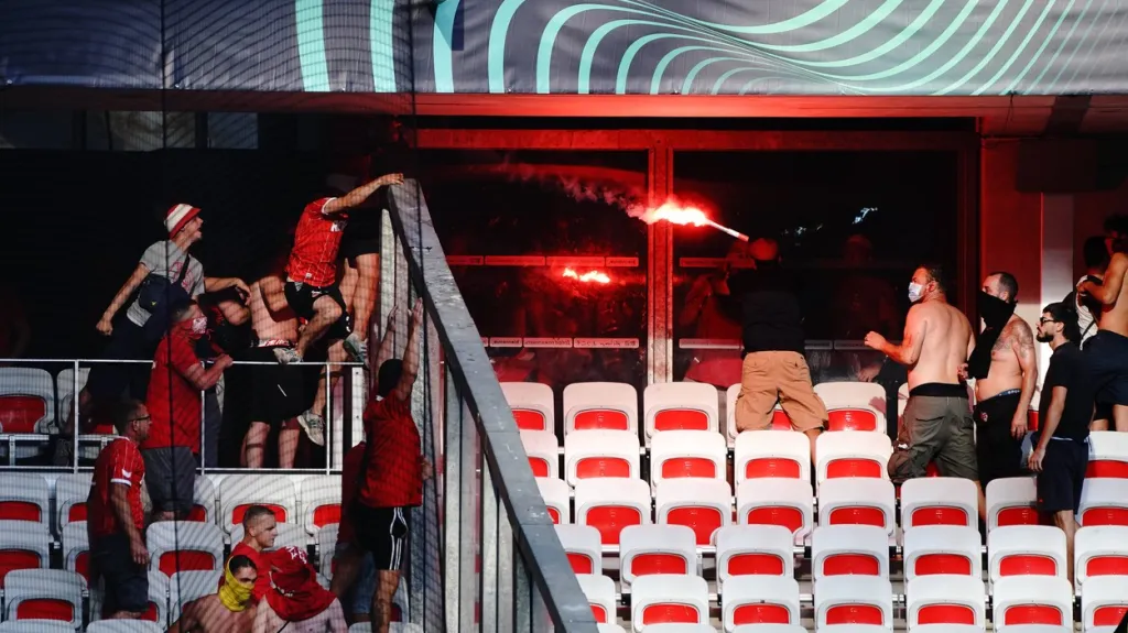 Potyčky fanoušků na stadionu Nice