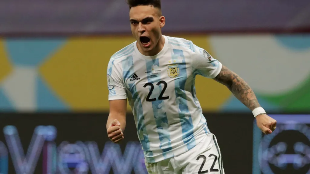 Argentinec Lautaro Martínez oslavuje gól