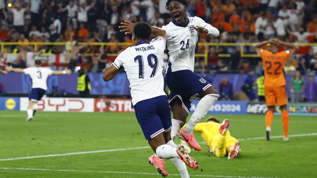 Fotbalisté Anglie se radují z gólu v semifinále Eura