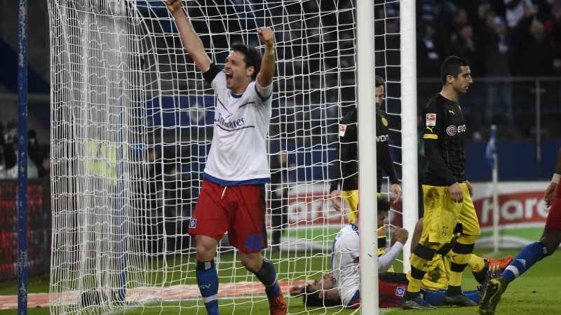 Slavící hráči Hamburku v utkání proti Dortmundu