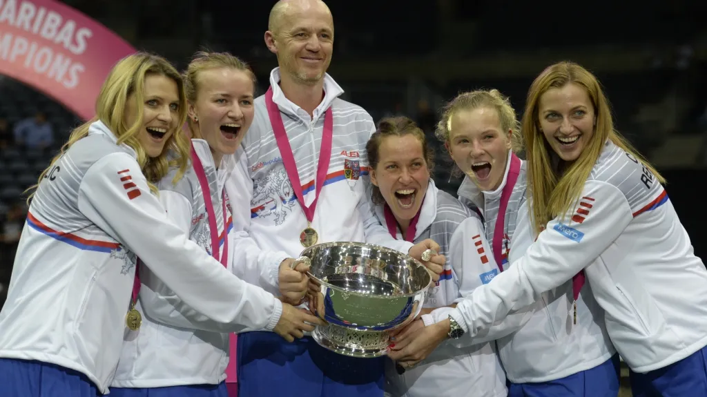 Vítězky Fed Cupu s kapitánem Pálou
