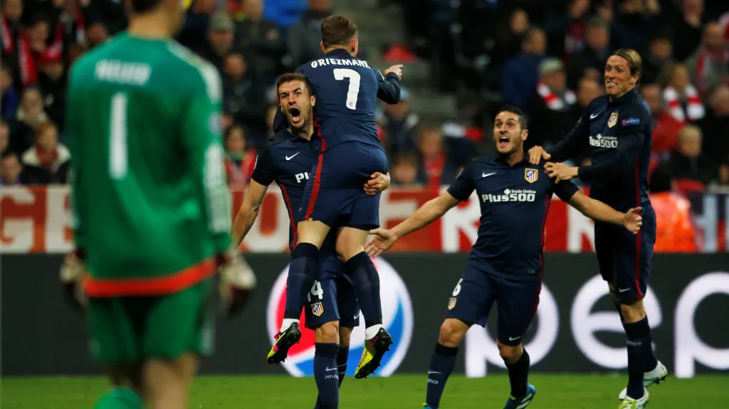 Manuel Neuer a slavící hráči Atlétika