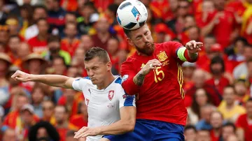 Tomáš Necid (vlevo) v hlavičkovém souboji se Sergio Ramosem ze Španělska