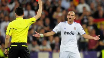 Pepe dostává červenou kartu