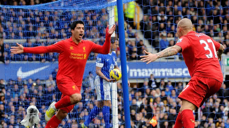 Luis Suaréz slaví branku v síti Evertonu