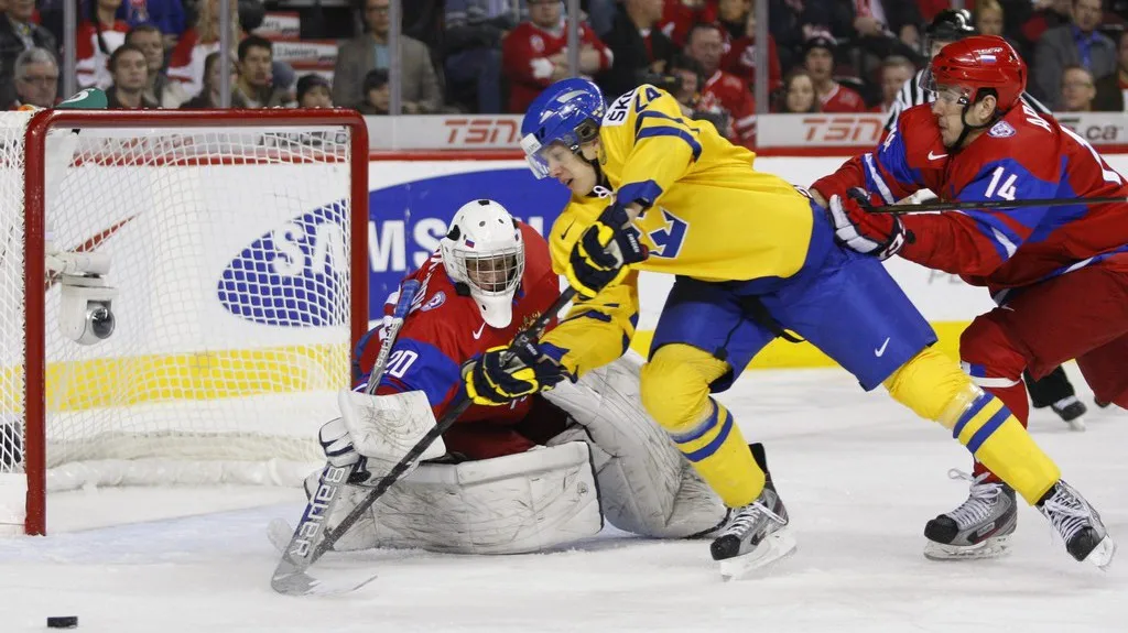 Švédský Rickard Rakel u ruského gólmana Andreje Makarova