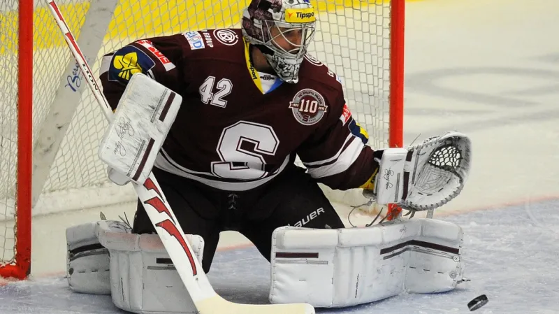 Brankář Sparty Tomáš Pöpperle