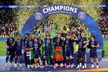 Hráči PSG s trofejí vítěze Ligy mistrů