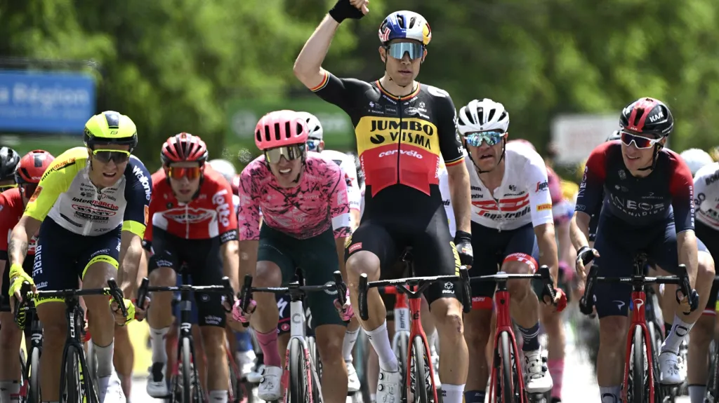 Van Eart v cíli 1. etapy závodu Critérium du Dauphiné