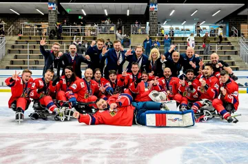 Čeští parahokejisté s bronzovými medailemi z MS