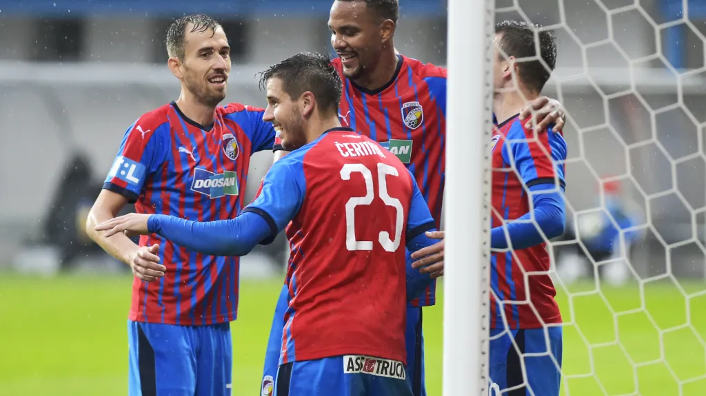 Fotbalisté Plzně se radují z trefy Jana Kopice