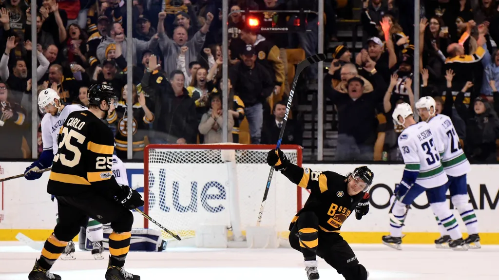 David Pastrňák z Bostonu se raduje z gólu v síti Vancouveru