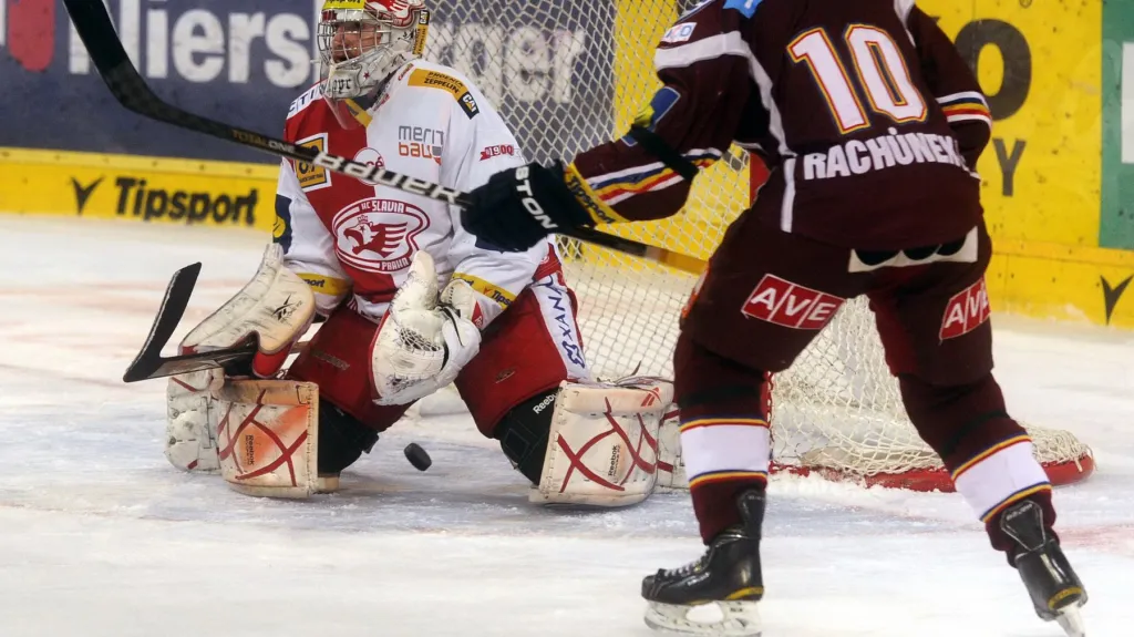 Gólman Kopřiva dostává gól