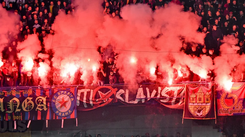 Dýmovnice od fanoušků Sparty během derby