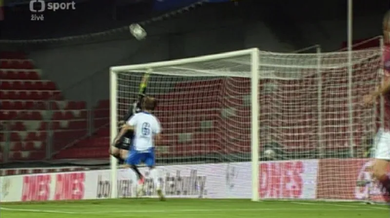 Dvojitá šance Baníku (3. min.)