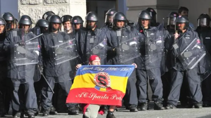 Fanoušek Sparty před policejním kordonem