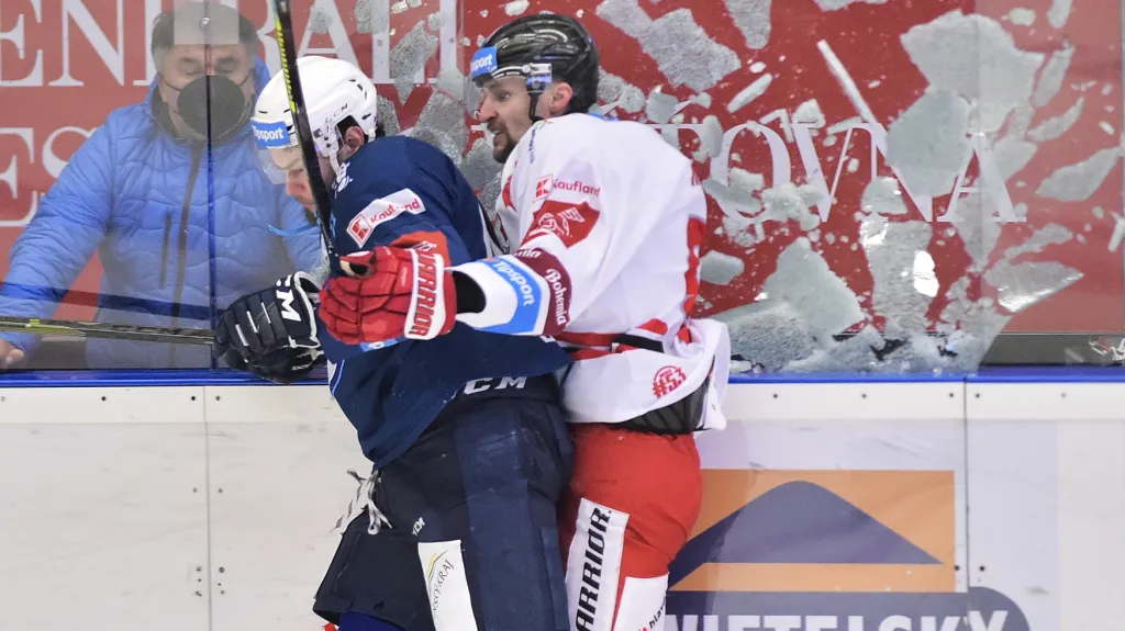 Plzeňský Vojtěch Budík vysklil plexisklo s Petrem Kolouchem