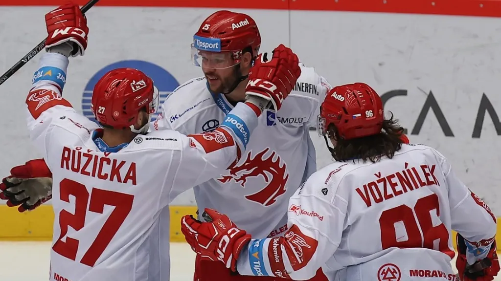 Vladimír Roth (uprostřed) oslavuje se spoluhráči z Třince gól