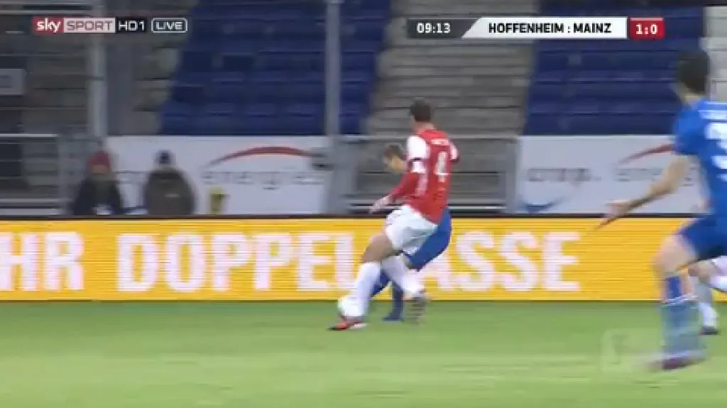 Nikolče Noveski tečuje míč do vlastní sítě