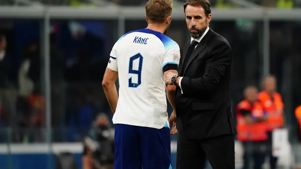 Anglický kouč Gareth Southgate s Harry Kanem
