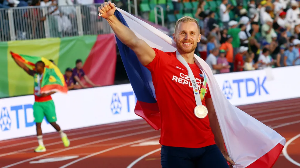 Jakub Vadlejch s bronzovou medailí z mistrovství světa