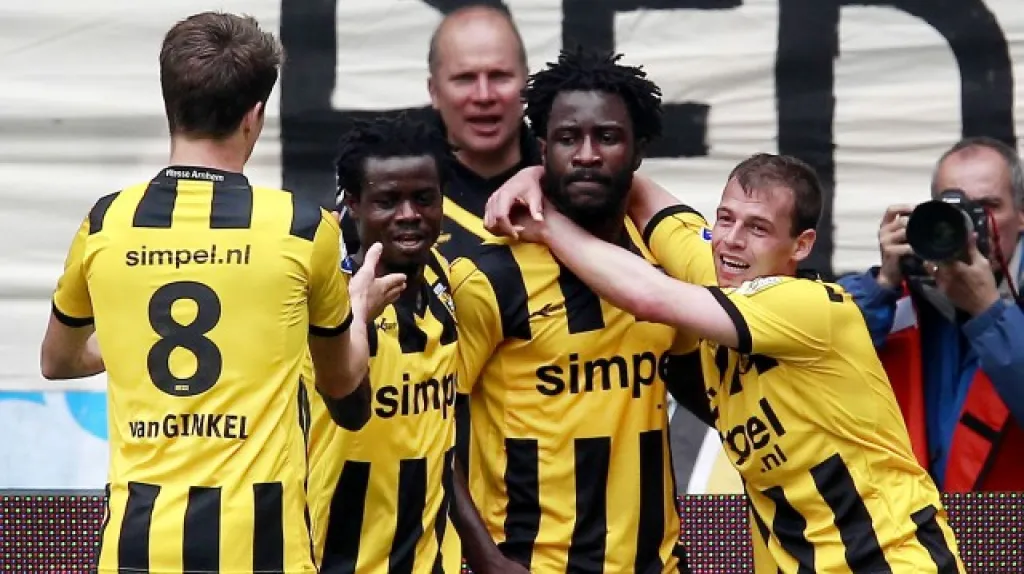 Bony Wilfried v dresu Arnhemu (druhý zprava)