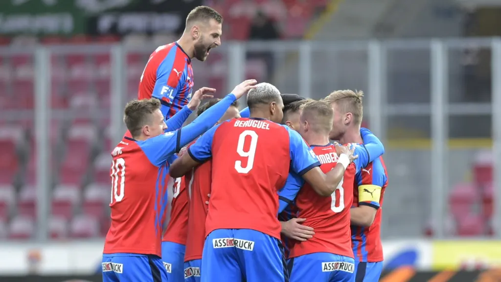 Fotbalisté Plzně slaví gól v síti Příbrami