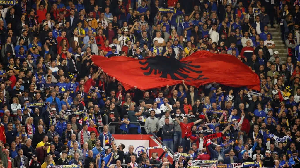 Fanoušci Kosova s albánskou vlajkou