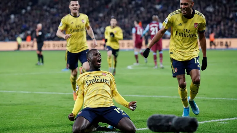 Fotbalisté Arsenalu oslavují gól na stadionu West Hamu