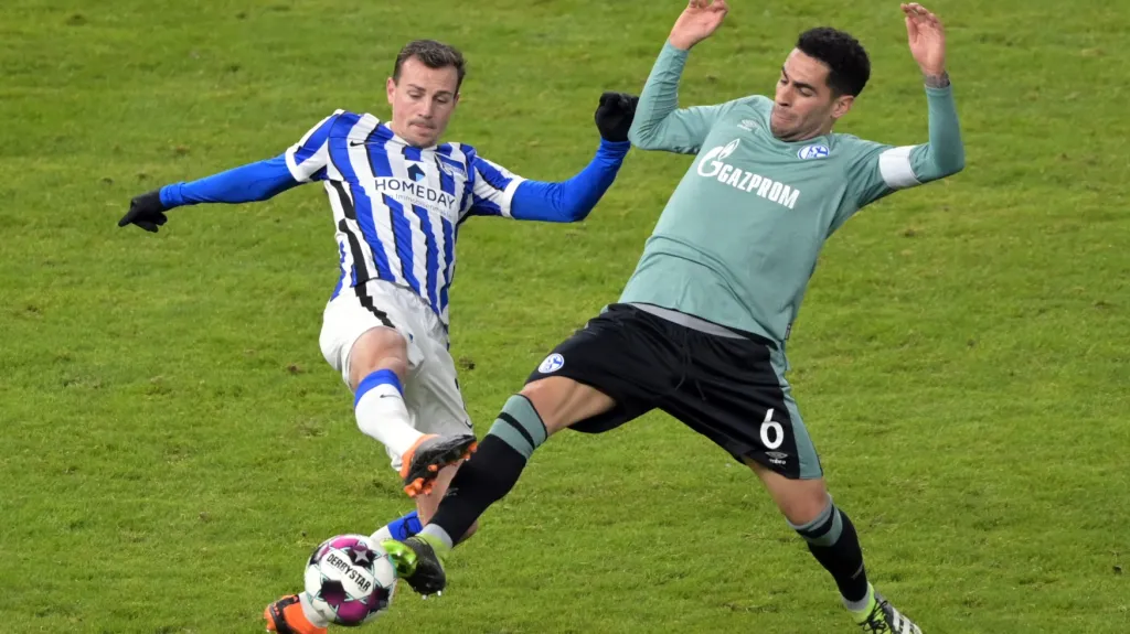 Vladimír Darida v souboji s Omarem Mascarellem