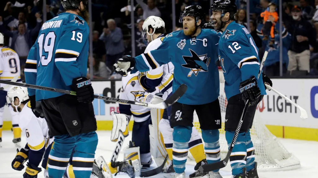 Slavící hokejisté San Jose v zápase proti Nashvillu