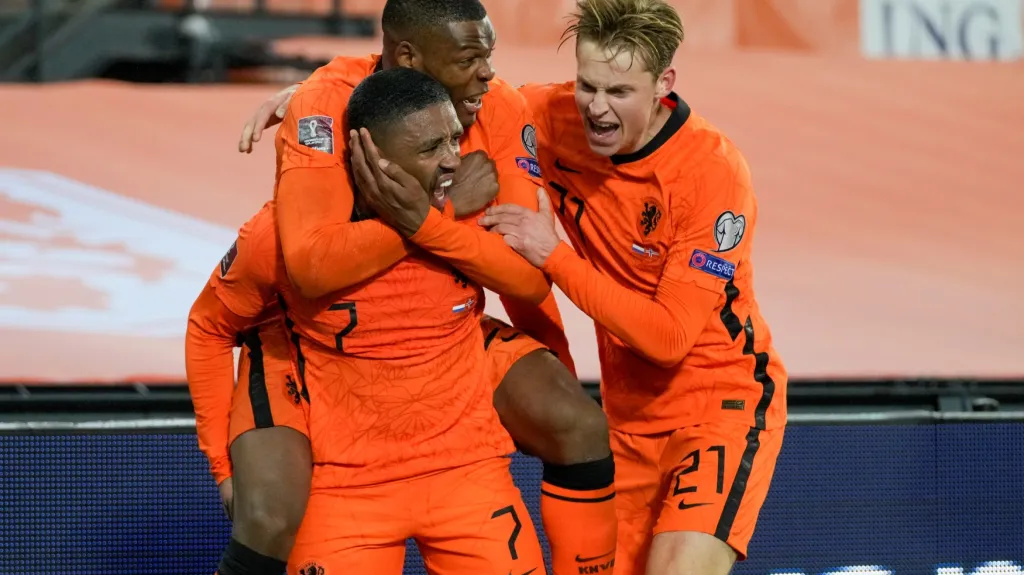 Nizozemci oslavují trefu Stevena Bergwijna
