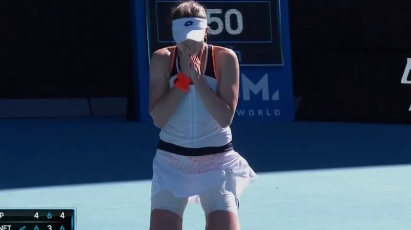 Collinsová s Cornetovou v Melbourne postupují