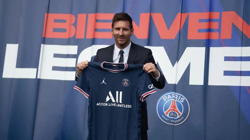 Lionel Messi pózuje s dresem PSG