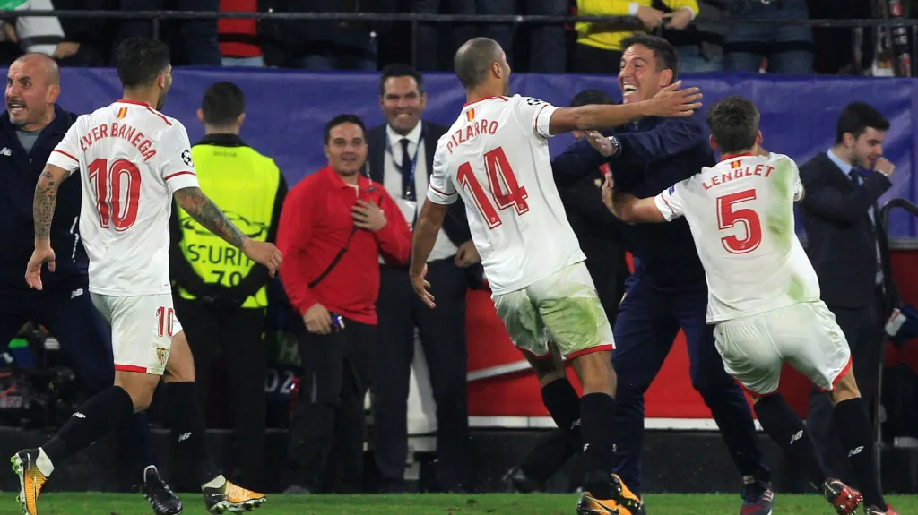 Sevillský trenér Eduardo Berizzo slaví s hráči vstřelený gól