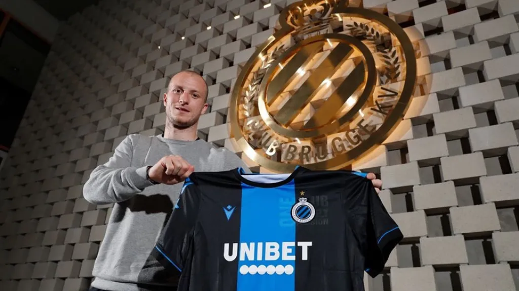 Michael Krmenčík pózuje s dresem nového zaměstnavatele belgických Brugg 