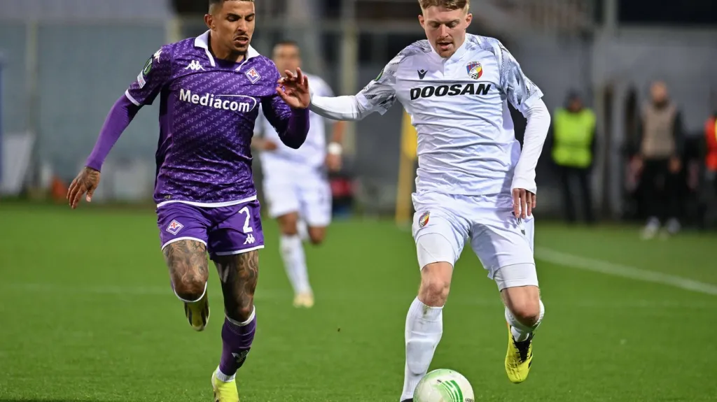 Pavel Šulc z Plzně (vpravo) v utkání s Fiorentinou
