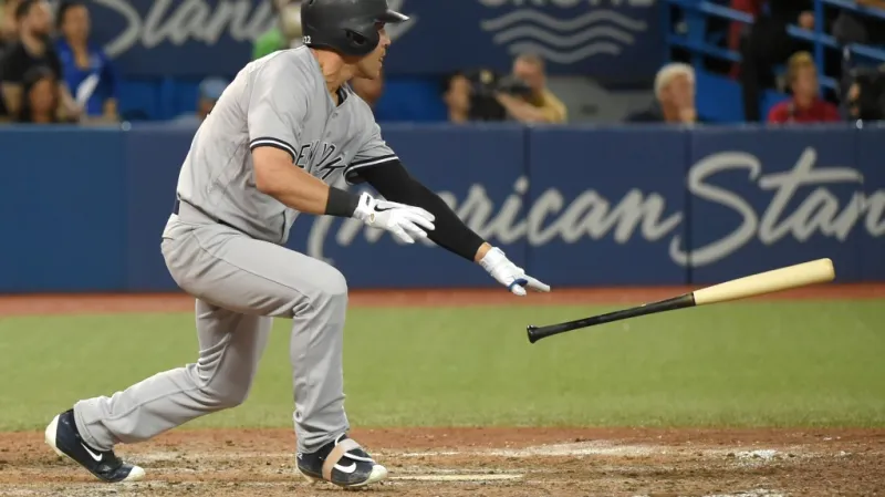 Jacoby Ellsbury z New Yorku Yankees na pálce v utkání s Torontem Blue Jays