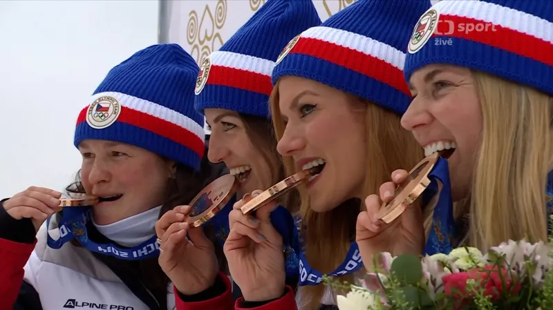 Slavnostní ceremoniál s bronzovými medailemi pro českou ženskou štafetu ze Soči