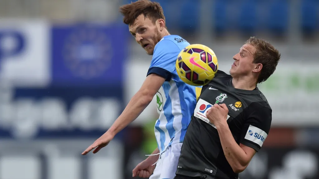 Daniel Bartl (vlevo) z Mladé Boleslavi a Jan Kopic z Jablonce v souboji o míč