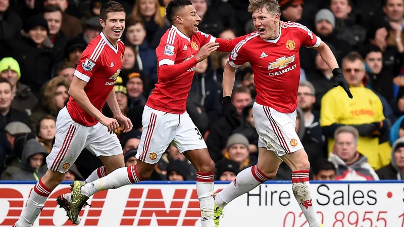 Bastian Schweinsteiger (vpravo) slaví vstřelený gól se svými spoluhráři z Manchesteru United