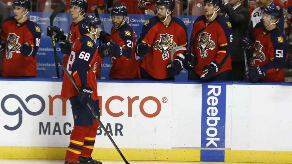 Jaromír Jágr slaví se svými spoluhráči z Floridy vstřelený gól