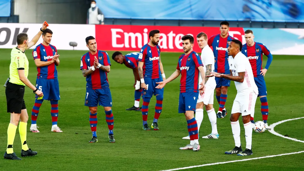 Obránce Realu Madrid Éder Militao viděl proti Levante červenou kartu